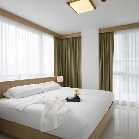Modern Thai Suites Phuket Værelse billede
