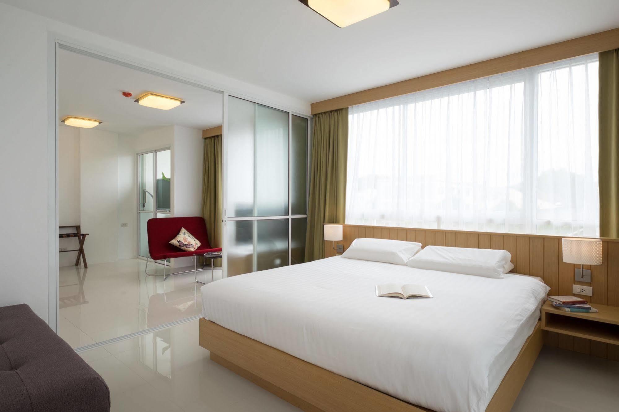 Modern Thai Suites Phuket Eksteriør billede